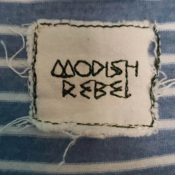 Modish Rebel S Cropped Tee - Picture 3 of 3